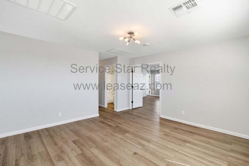 Stunning 4BED/2.5 Bath Home property image